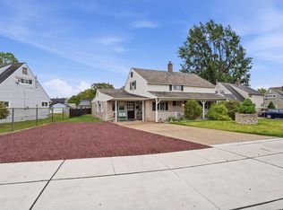 22 Inbrook Rd, Levittown, PA 19057