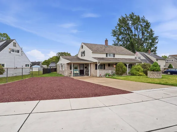 22 Inbrook Rd, Levittown, PA 19057