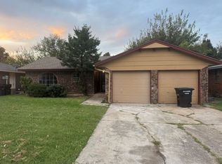 1056 Hargis Ln, Moore, OK 73160