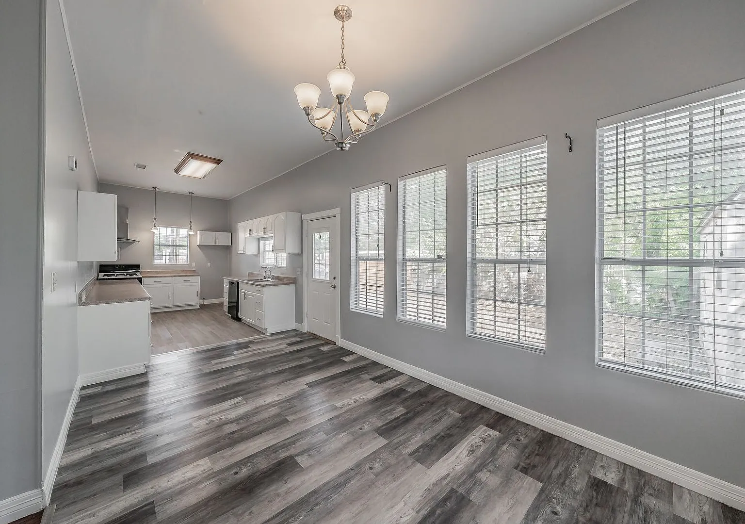 Single story 3 bedroom with an abundance of light. Lawn care included — Photo 4