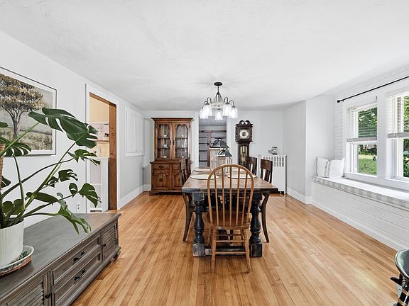 5th image of 31 Wildrose Ave