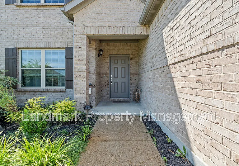1206 Fox Chase Dr — Photo 3