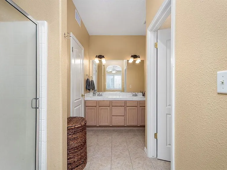 634 W Edinburgh Ln — Photo 4