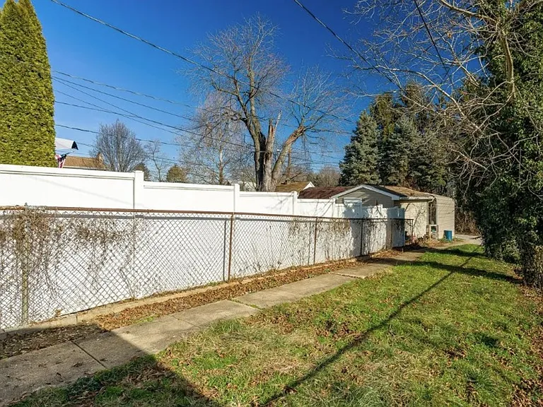 925 N Pine St — Photo 17
