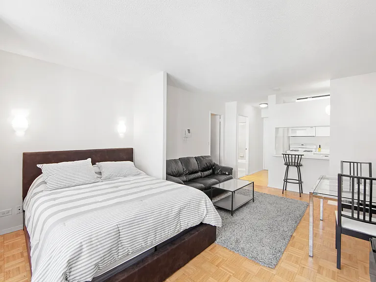 250 E 40th St #4C — Photo 4