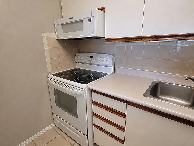 260 Brittany Dr #414 — Photo 6