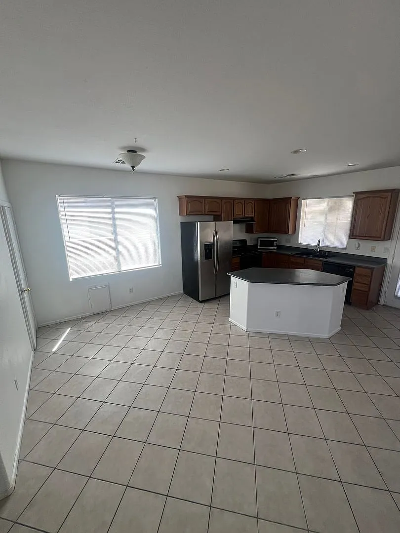 2 Story home with huge backyard — Photo 4