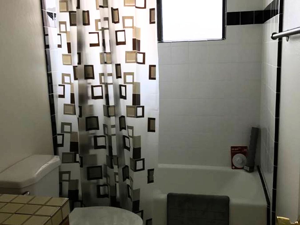 Guest and 2nd bedroom bathroom tub/shower