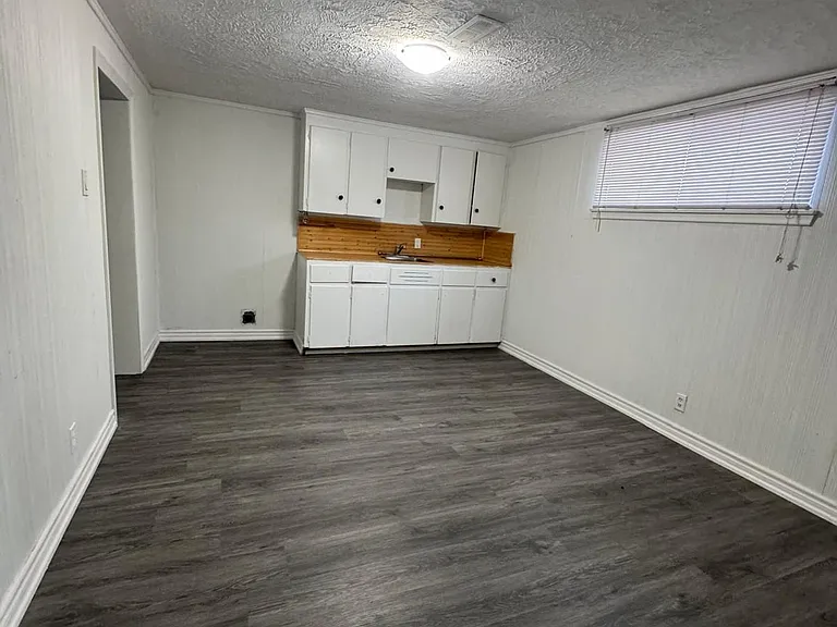 1467 Oxford St — Photo 29