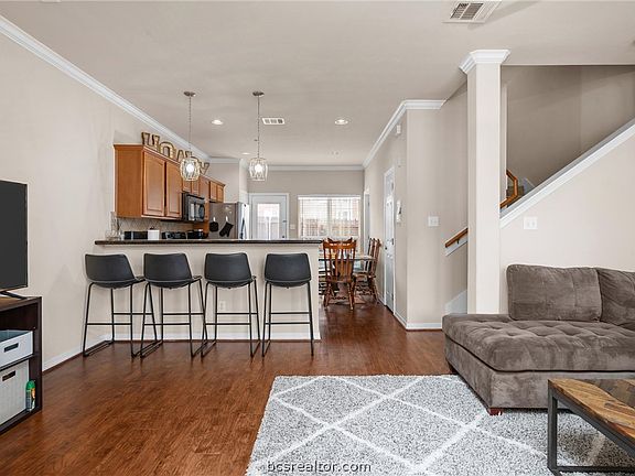 4th image of 305 Holleman Dr E APT 205