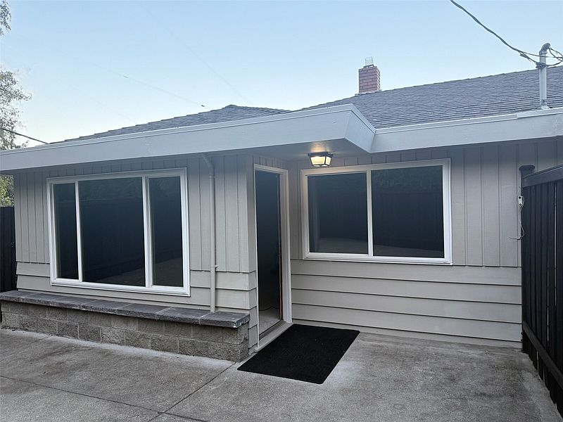 3rd image of 3128 SW Admiral Way