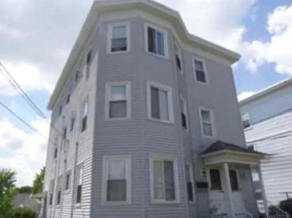 29-31 Stearns St, Pawtucket, RI 02861