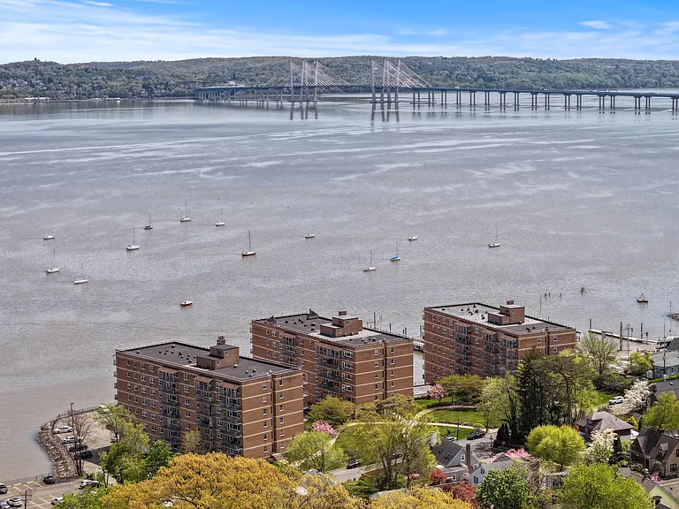 West Shore Towers — Photo 1