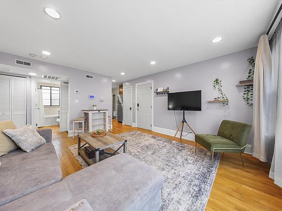 4th image of 7423 N Sheridan Rd APT 3W