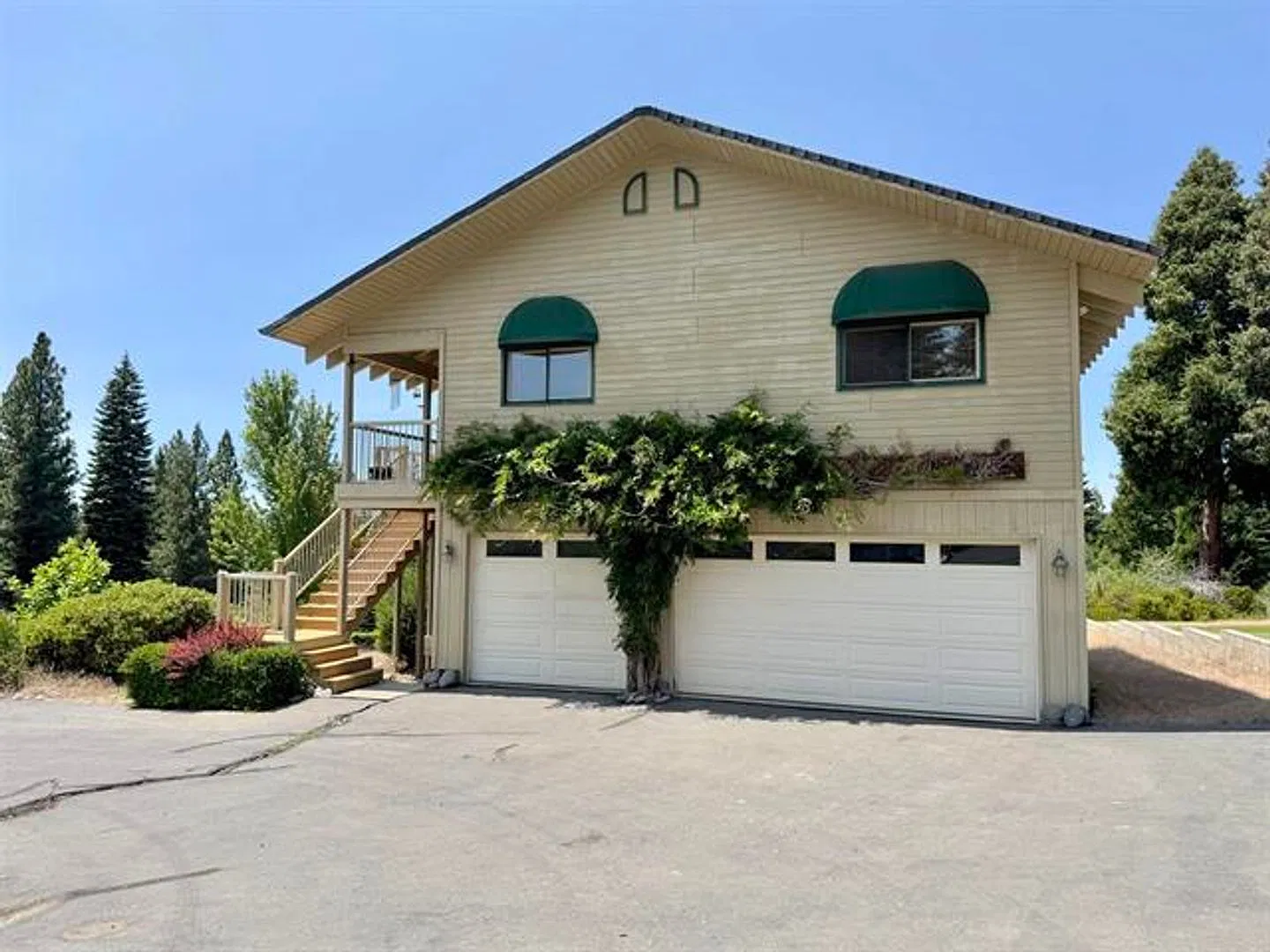Fully Furnished Lake View Home — Photo 1