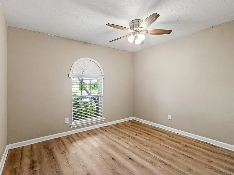 5201 Marks Cir — Photo 2