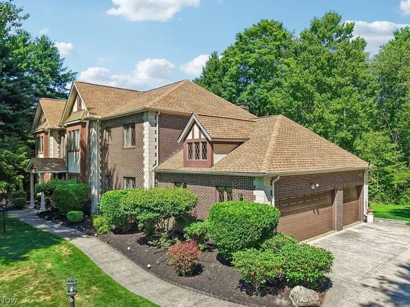 18101 Greatwood Ln, Chagrin Falls, OH 44023