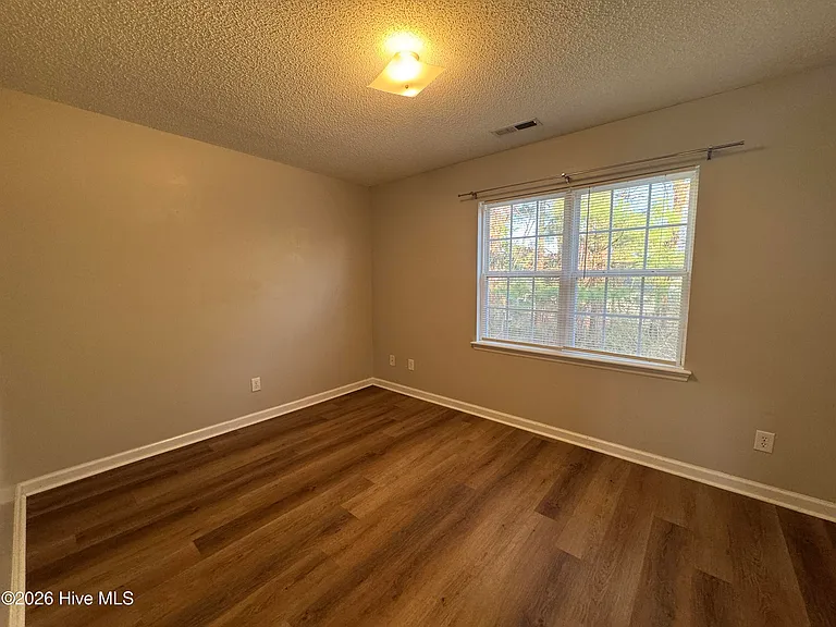 364 Hunting Green Dr — Photo 5