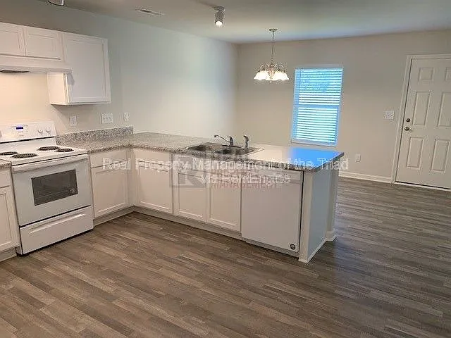 3901 Vershire Ave — Photo 3