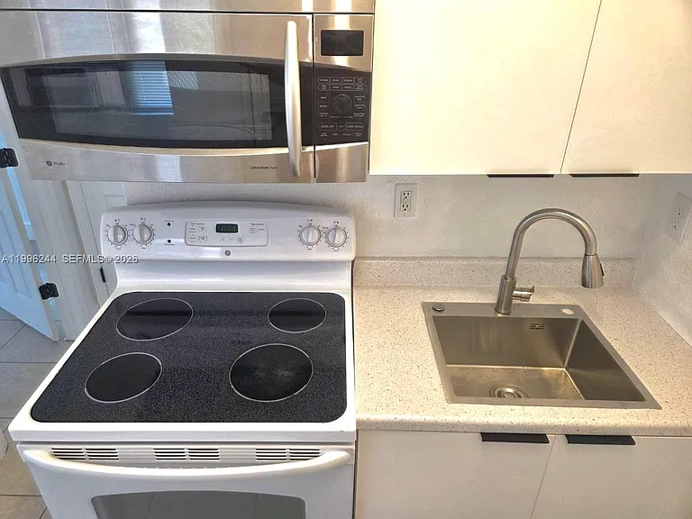 34 SW 6th Ave #4 — Photo 9