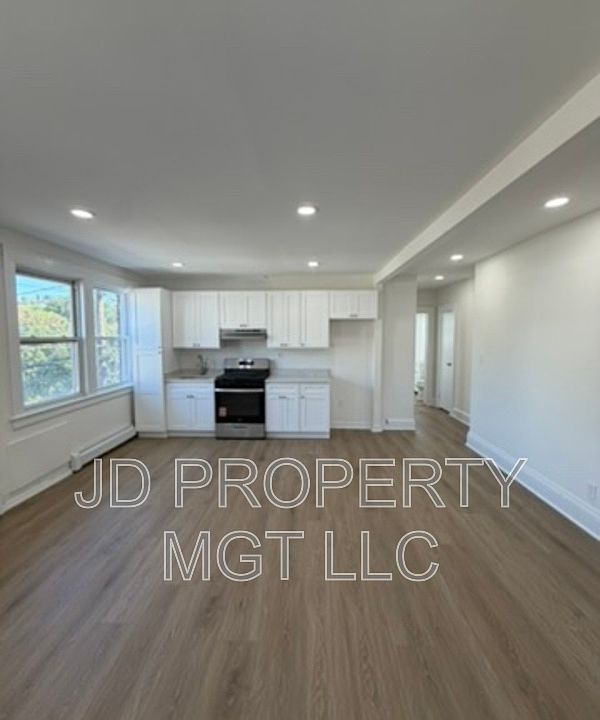 1st image of 21 Van Courtland Pl Floor 2
