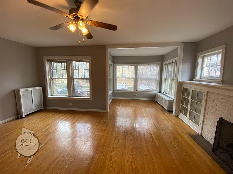 Large Vintage Ravenswood Apts! Special Offer! — Photo 3