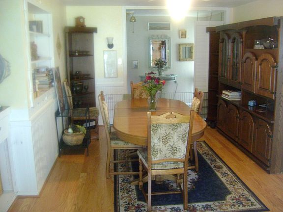 3rd image of 10108 Sharon St SW