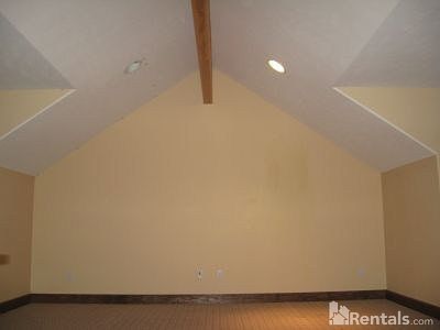 3rd image of 826 S Neyland Ave