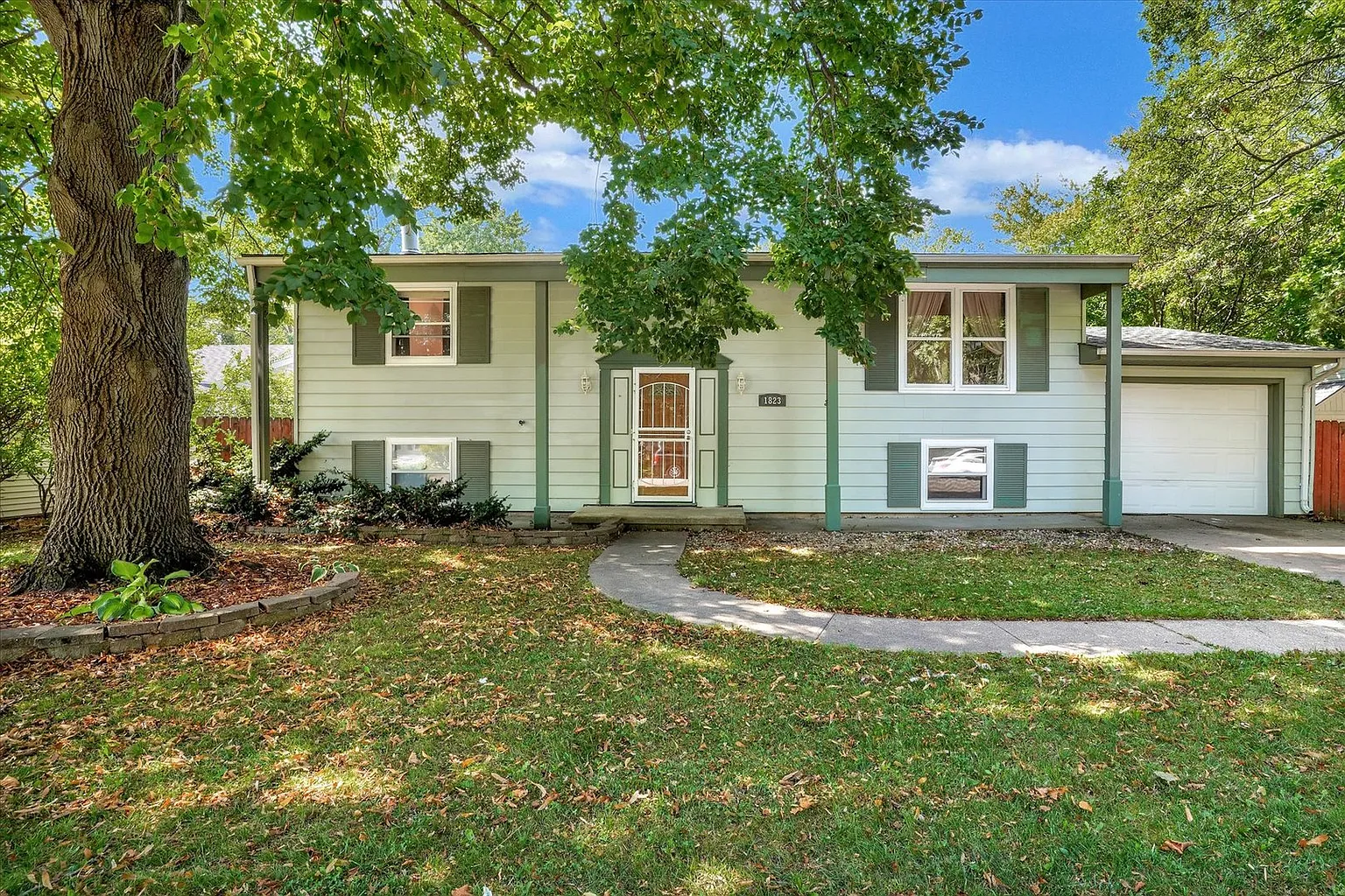 1823 Crescent Dr photo 1