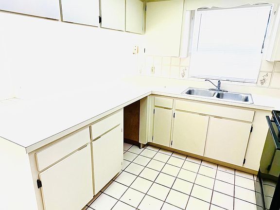 2nd image of 5127 N Jamaica St