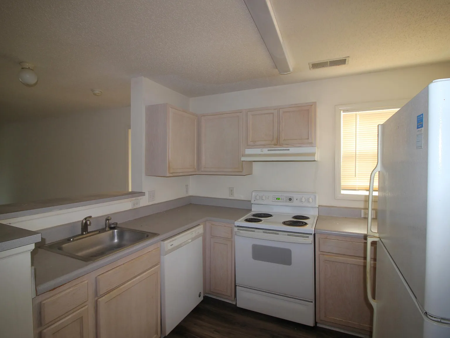 3 bed, 3.0 bath, 1257 sqft, $1,595 — Photo 3