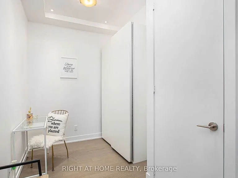 9471 Yonge St #316 — Photo 11