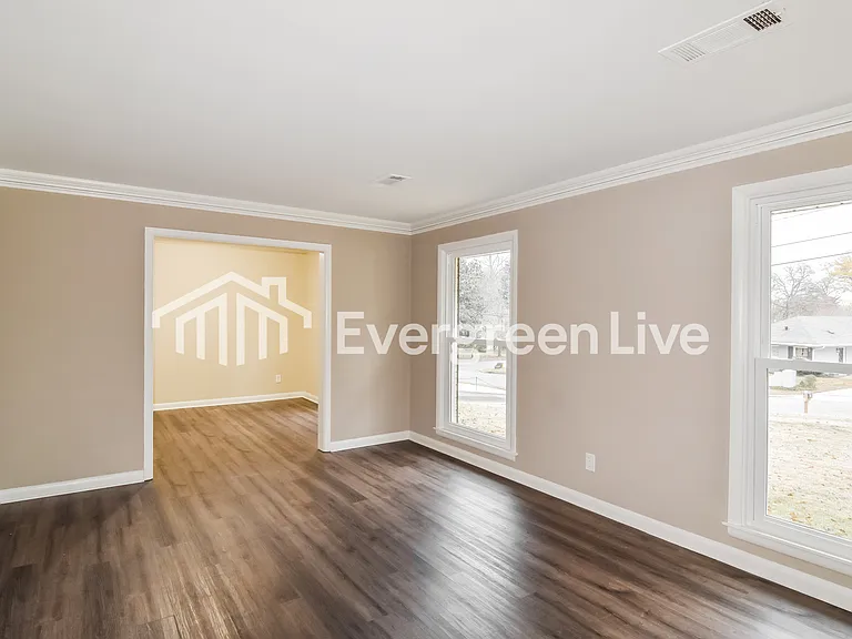 515 Chatsworth Dr — Photo 4