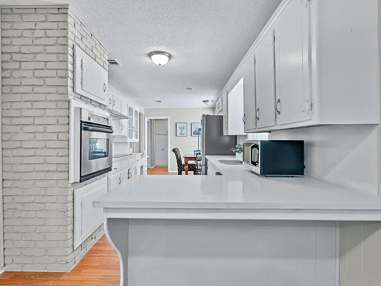 6121 Whitman Ave — Photo 13
