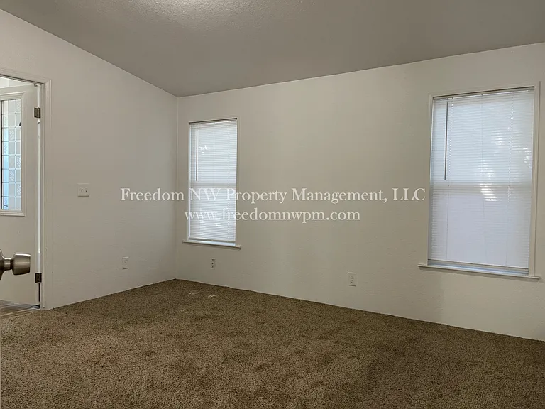 908 Vienna St — Photo 7