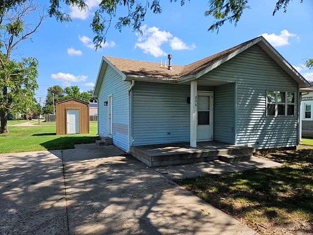 1st image of 206 W Grand Ave