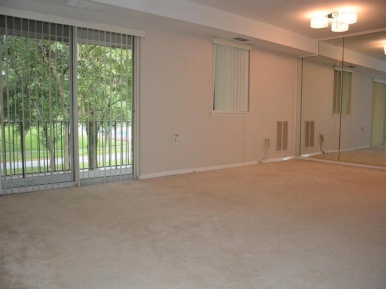 217 Victor Pkwy #F — Photo 2