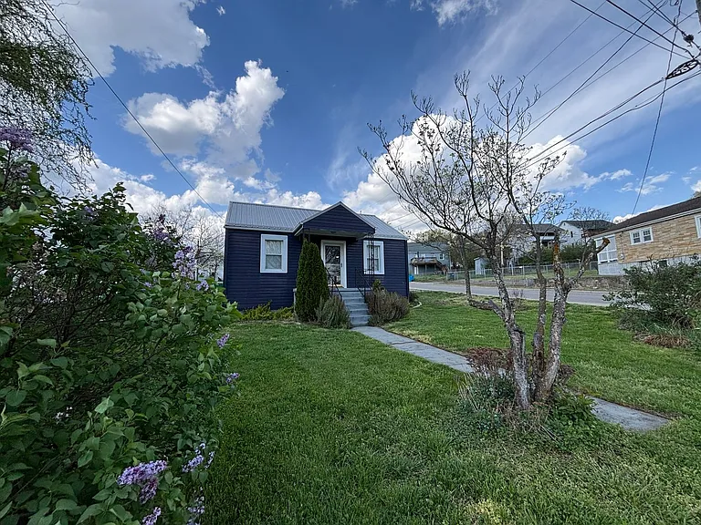 950 Morgan Ave SE — Photo 1