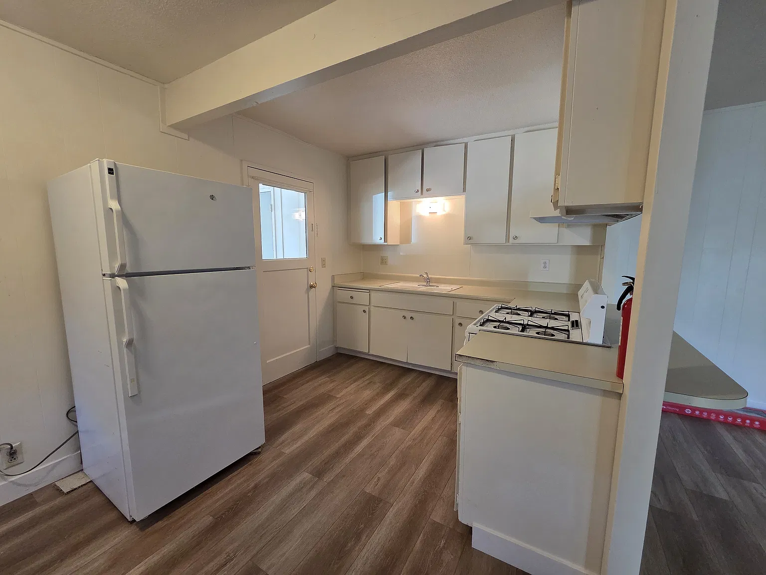 3 bed, 1048 sqft, $2,300 — Photo 3