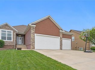 16751 Sandstone Cir, Basehor, KS 66007