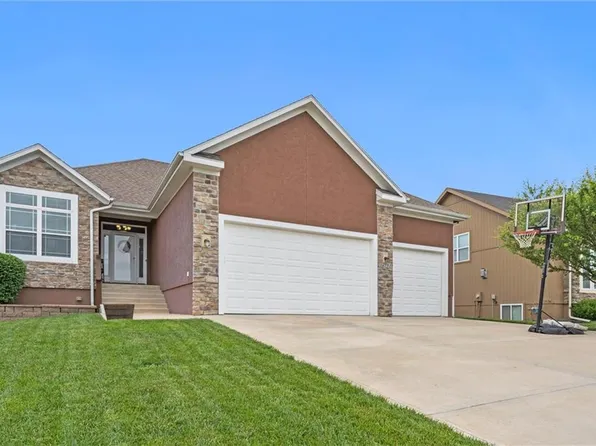 16751 Sandstone Cir, Basehor, KS 66007