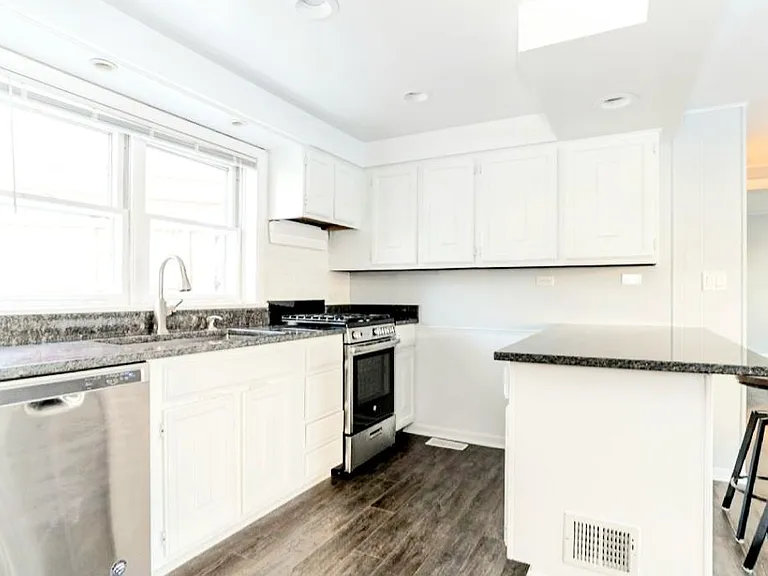 573 Ryan Pl — Photo 4