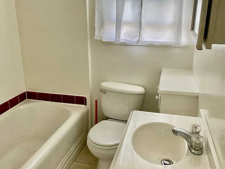 1042 N Crescent Heights Blvd — Photo 19