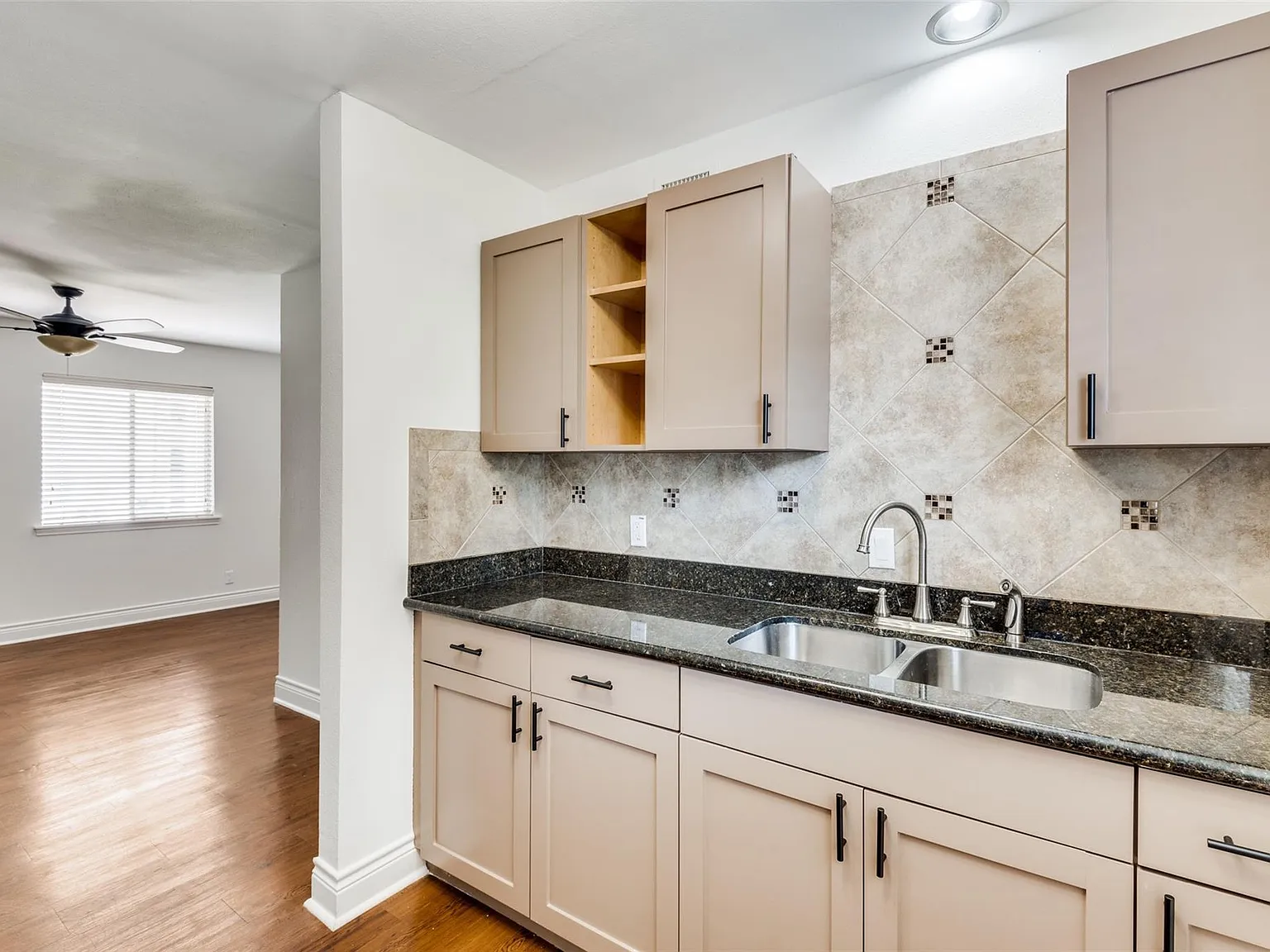 1 bed, 1.0 bath, 700 sqft, $1,350 — Photo 3