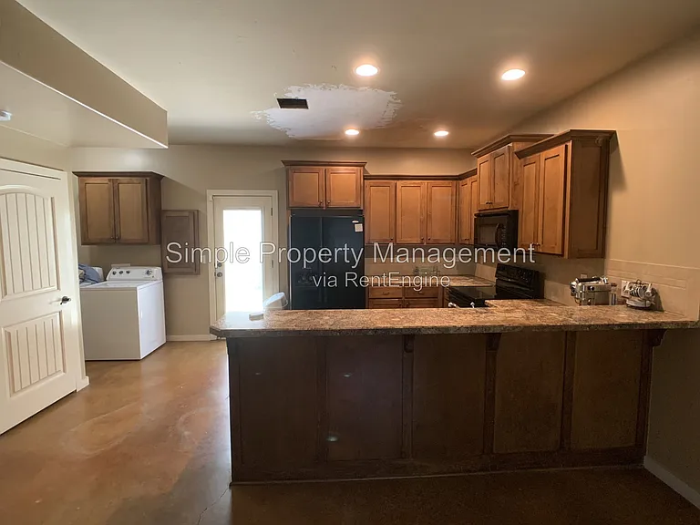 2884 Muzzy St — Photo 4