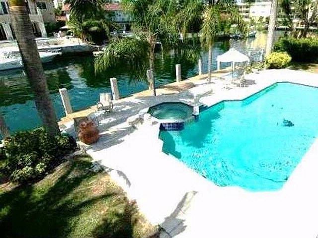 2nd image of 13250 Biscayne Blvd