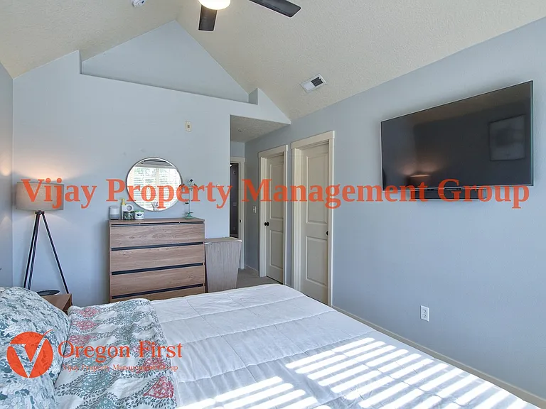 825 NE Wheelock Pl — Photo 25
