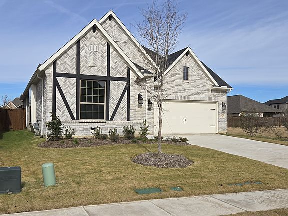 3rd image of 925 Lady Bird Dr