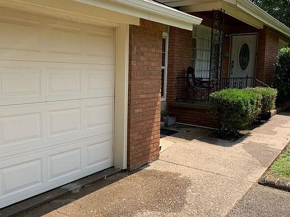 3rd image of 903 Kenwood Ln