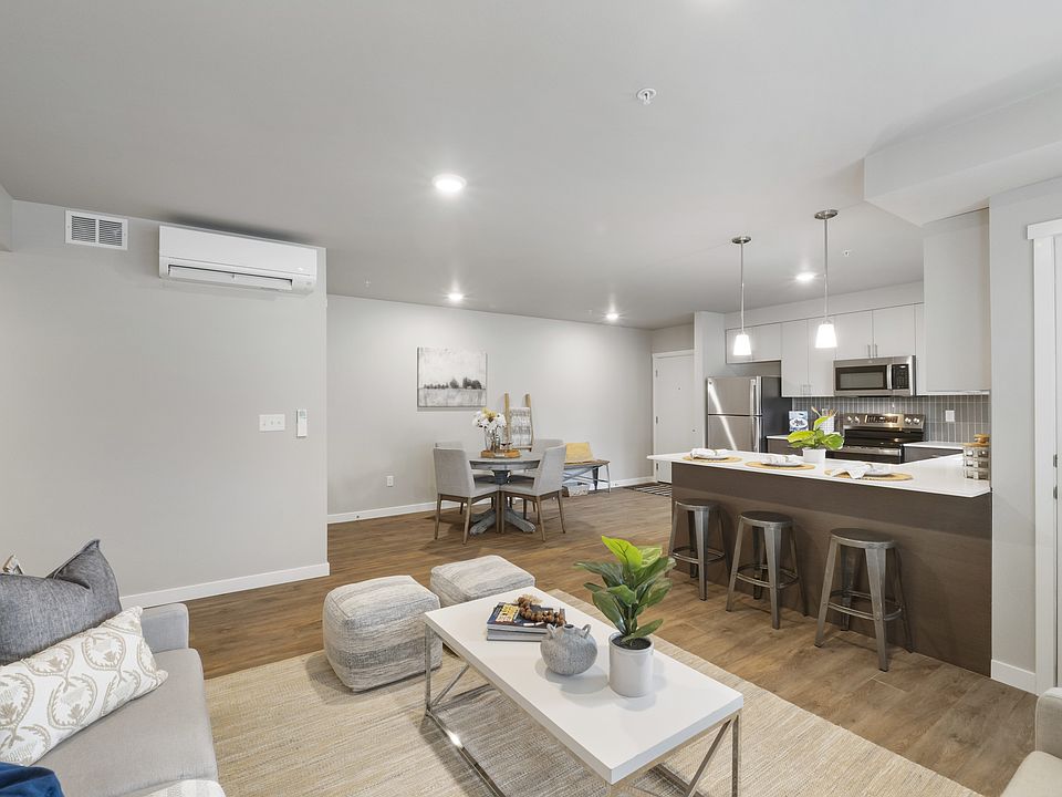 1st image of 501 2nd St NE #201